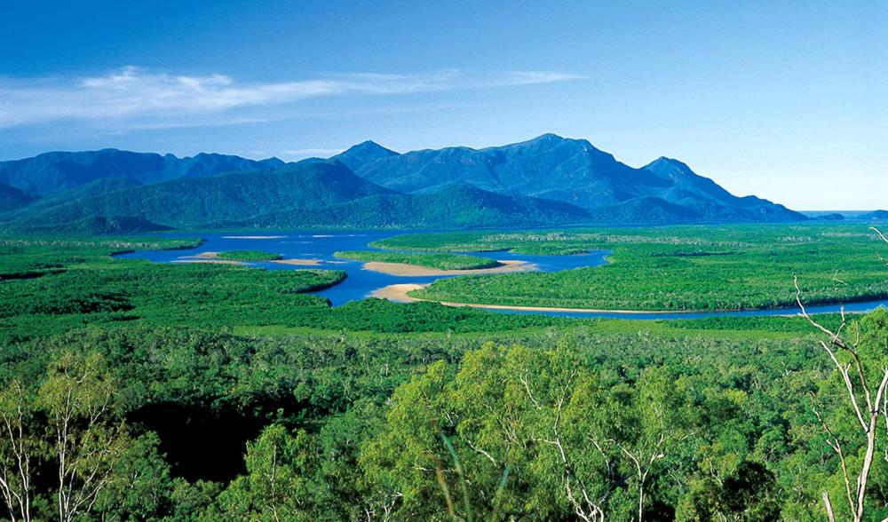 LucindaHinchinbrook Resorts Management Pty Ltd的享有河流的空中景色,以山脉为背景