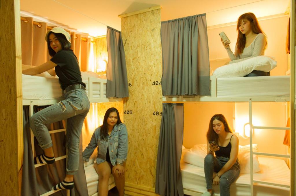 合艾Khoksametchun Hostel的一组坐在双层床上的女孩