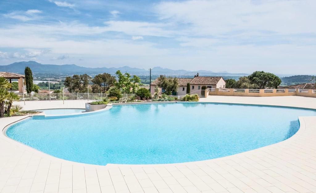 罗克布伦河畔阿尔让Appartement 12 - Golf de Roquebrune - Vue mer imprenable !的院子里的大型蓝色游泳池