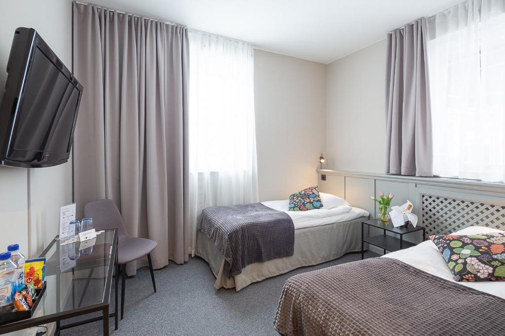 雷克桑德莱克桑德酒店的酒店客房设有两张床和一台平面电视。