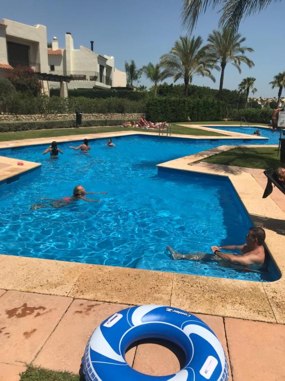 圣哈维耶尔Roda Golf & Beach Resort, Murcia的一群人在游泳池游泳