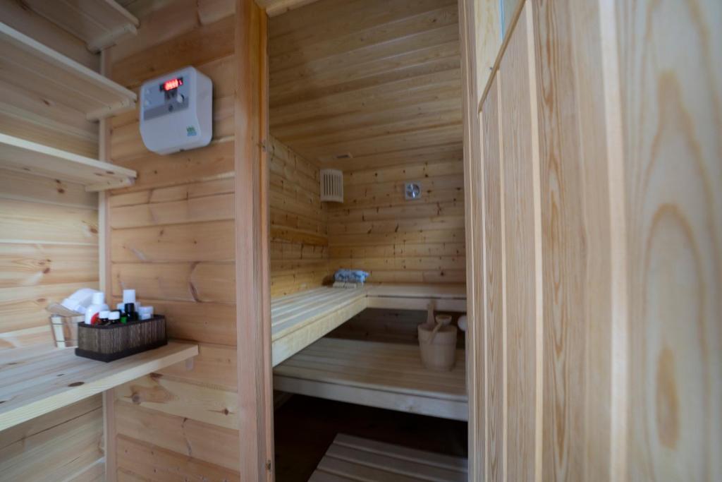 NiederwaldStadel Ritz的木制桑拿浴室设有木墙和木地板