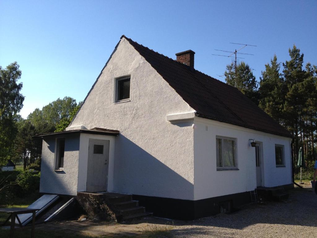 GlemmingeÖsterlencharm的黑色屋顶的白色房子