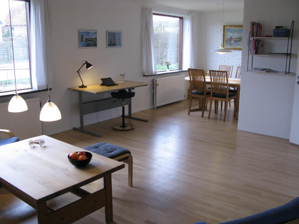 韩德斯泰德Fuglevænget的一间带桌子的客厅和一间餐厅