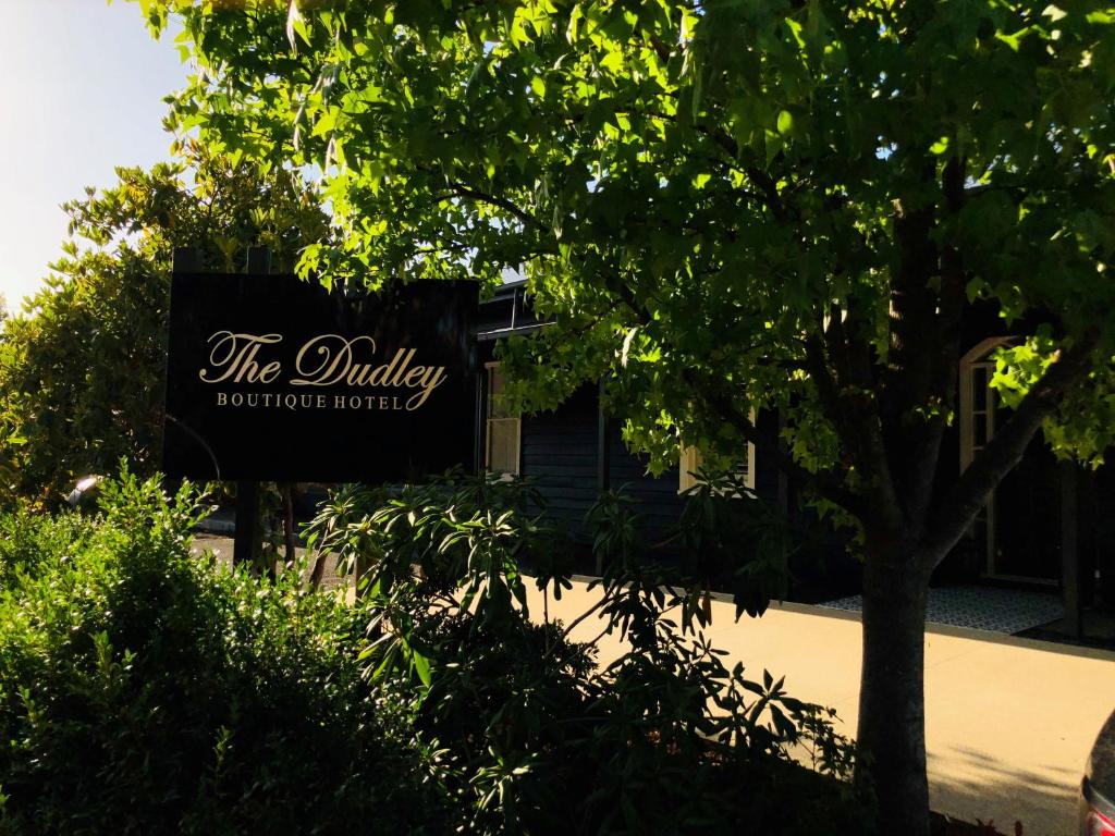 戴尔斯福特达德利精品酒店的树木繁茂的精品酒店的标志