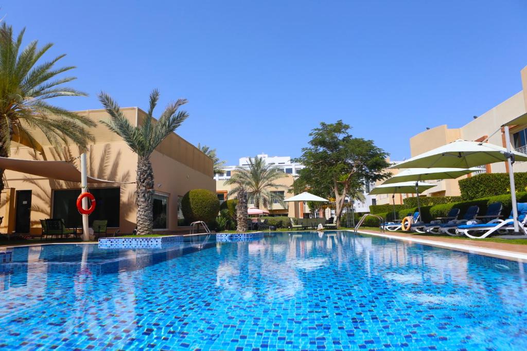 迪拜珊瑚精品别墅酒店的棕榈树酒店的大型游泳池
