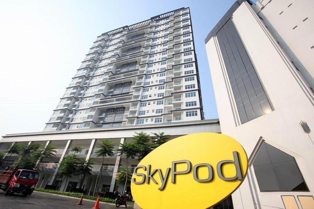 普崇Puchong Skypod Residence @ Hostay的大型建筑前的天 ⁇ 标志