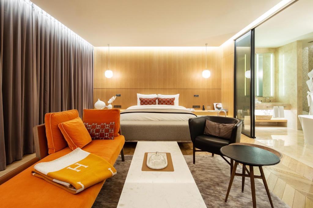 首尔明洞28酒店的酒店客房,配有床和沙发