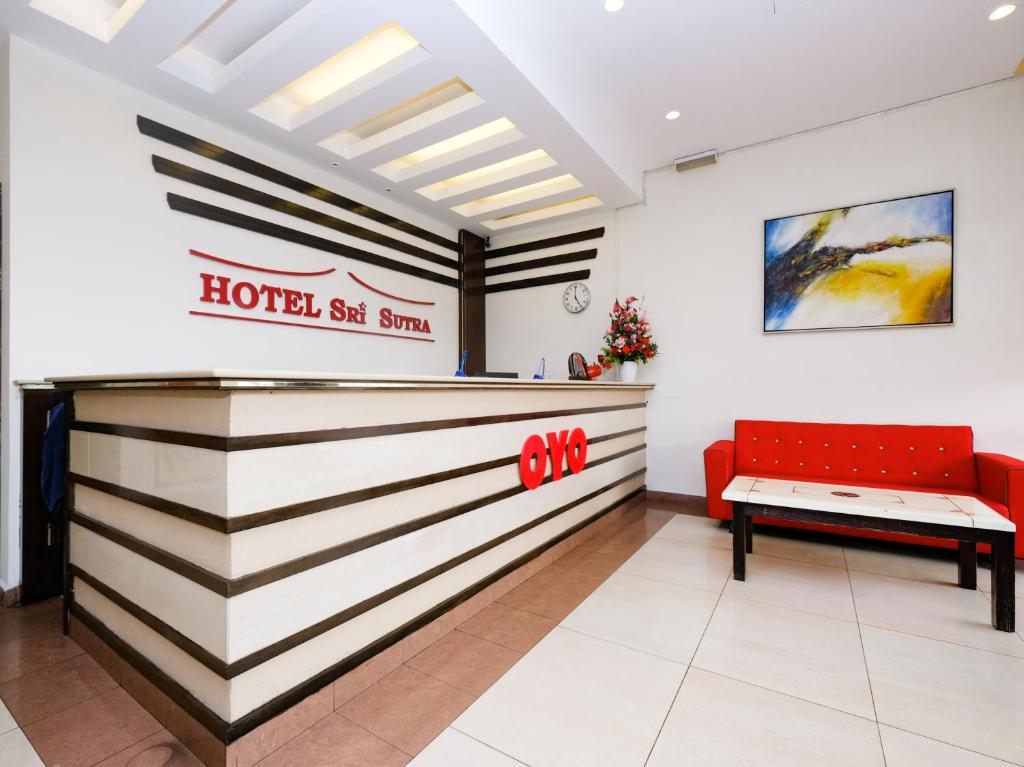 八打灵再也OYO 89968 Sri Sutra Hotel的酒店带红色长凳的阳光大堂