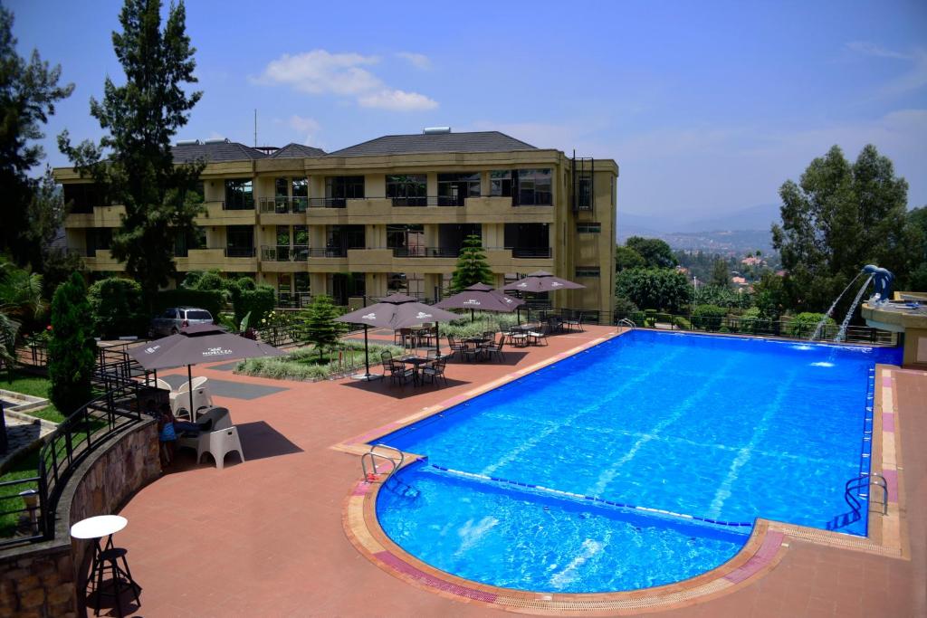 基加利诺布莱扎酒店的酒店前方的大型游泳池