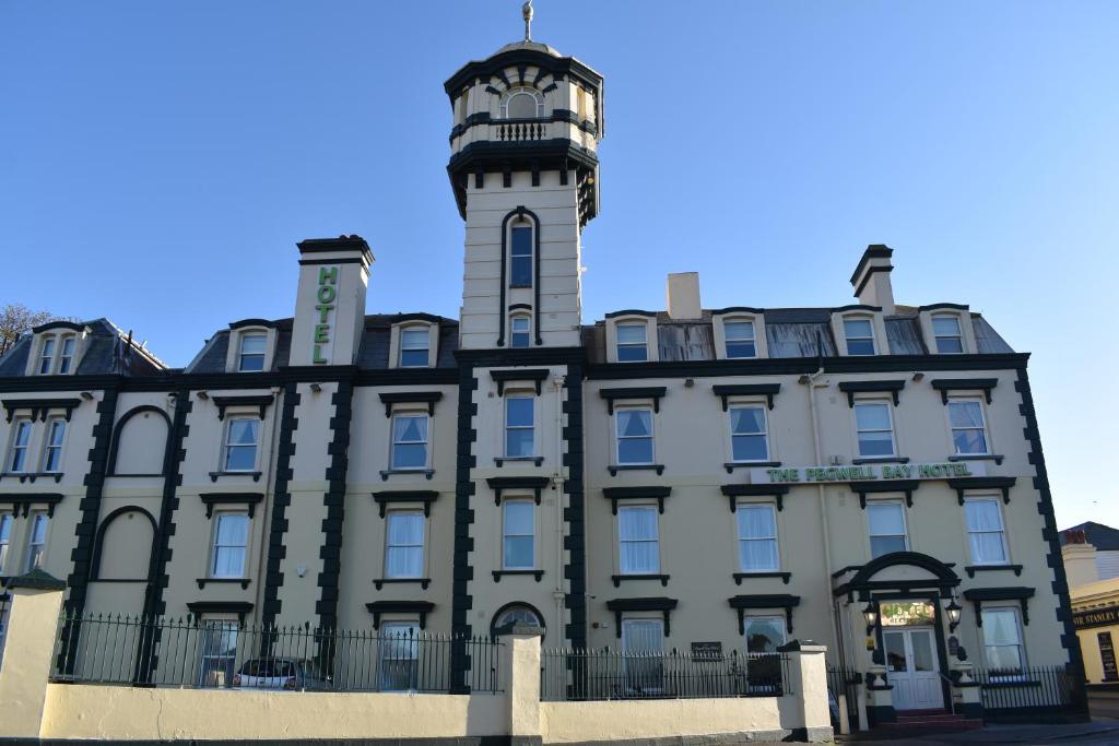 拉姆斯盖特佩格维尔湾酒店的一座建筑的顶部有一个钟楼