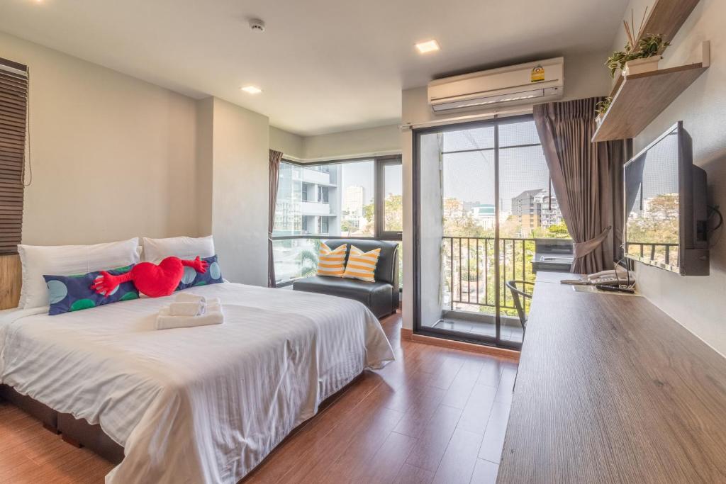曼谷Casa Luxe Hotel and Resident的一间带大床的卧室和一个阳台
