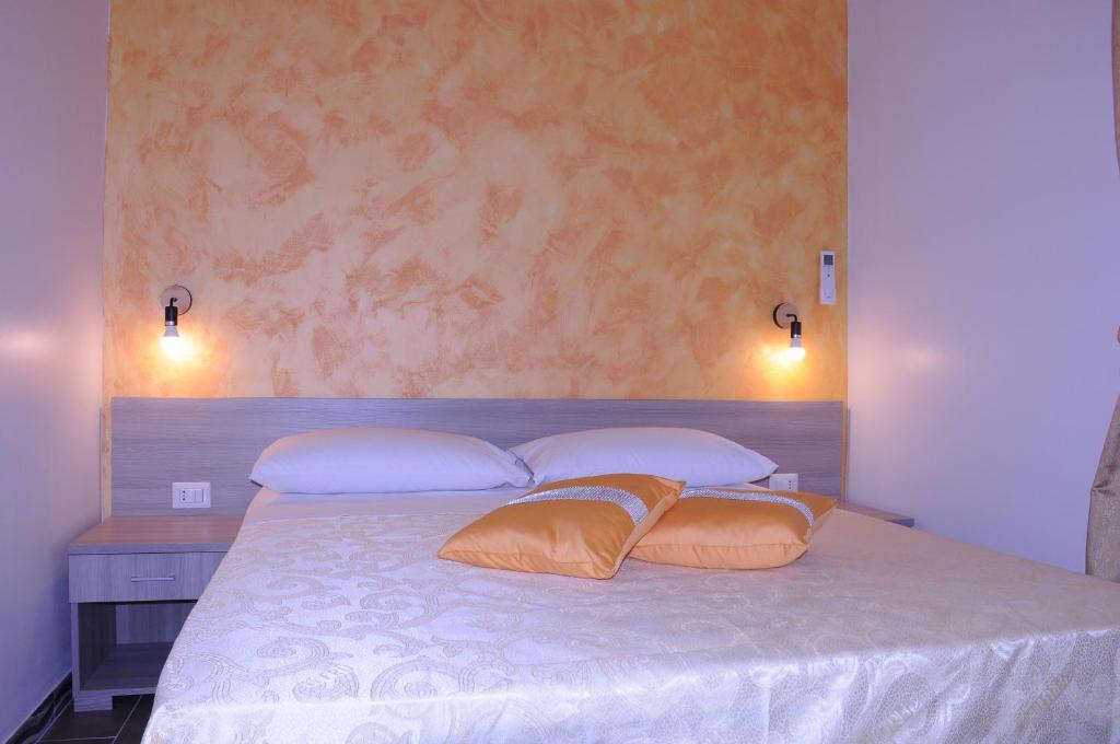 兰佩杜萨La Fenice的一间卧室配有带2个枕头的床