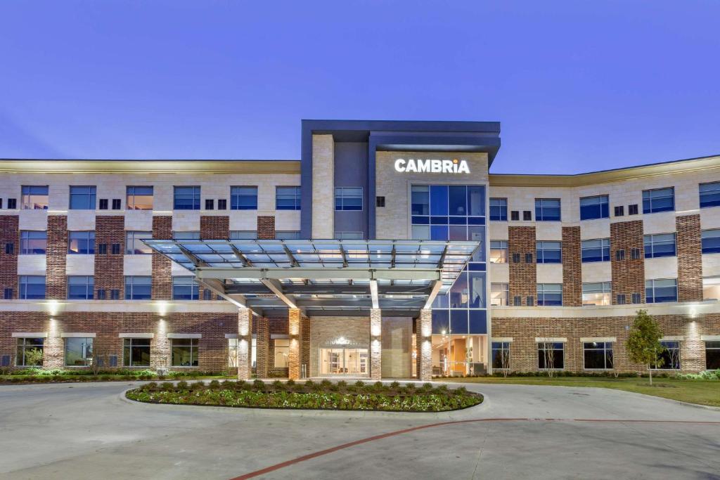 理查森Cambria Hotel Richardson - Dallas的前面有标志的建筑