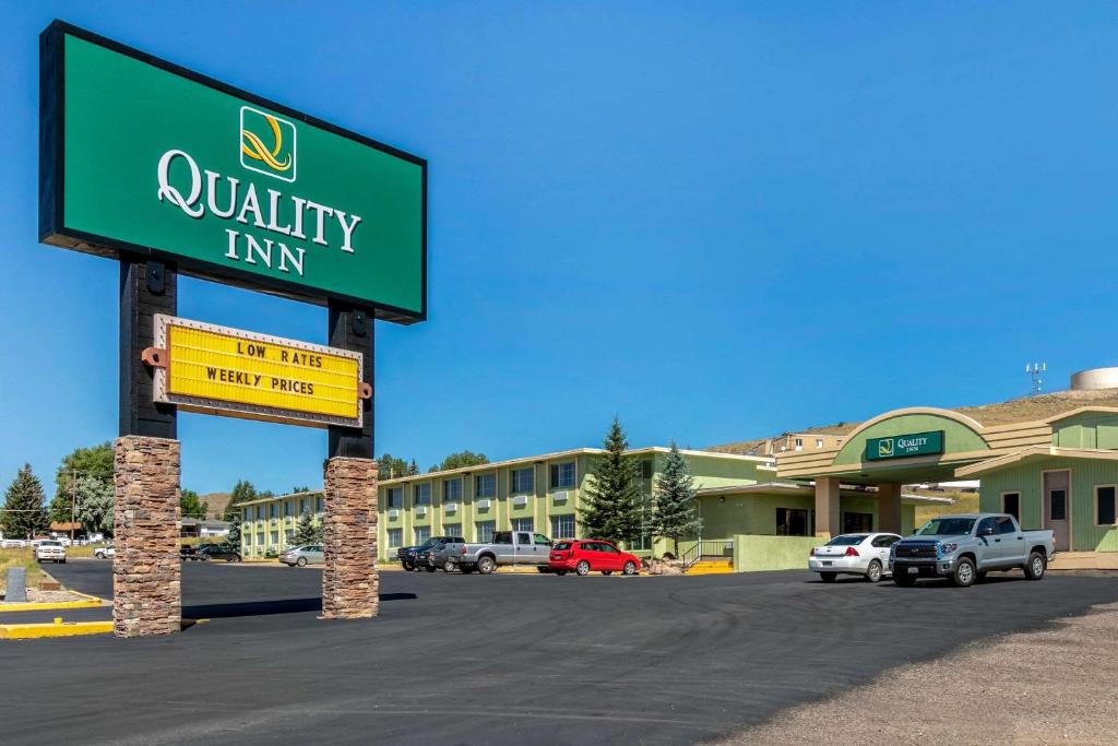 罗林斯Quality Inn Rawlins I-80的停车场内优质旅馆标志