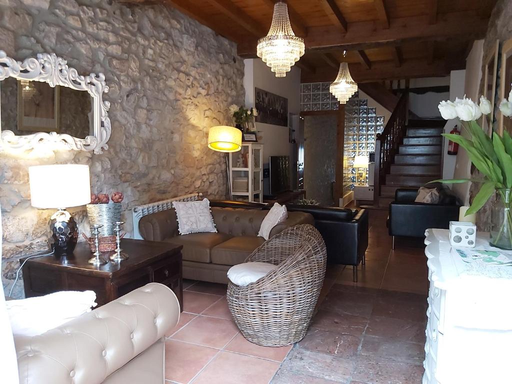 利亚内斯艾尔菊库度假屋的带沙发和石墙的客厅