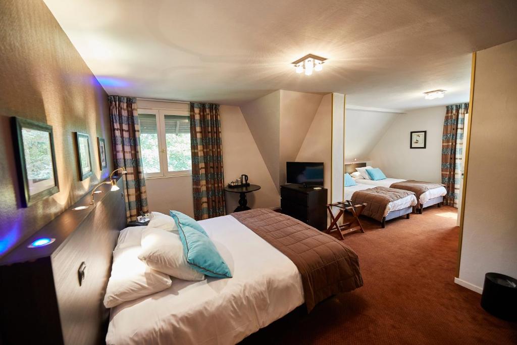 塞讷塞迪容旺火酒店的酒店客房设有两张床和电视。