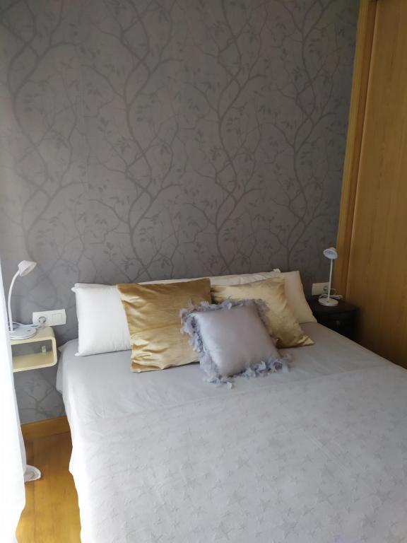 卡拉米尼亚尔镇APARTAMENTO BEATRIZ的一间卧室配有带白色床单和枕头的床。