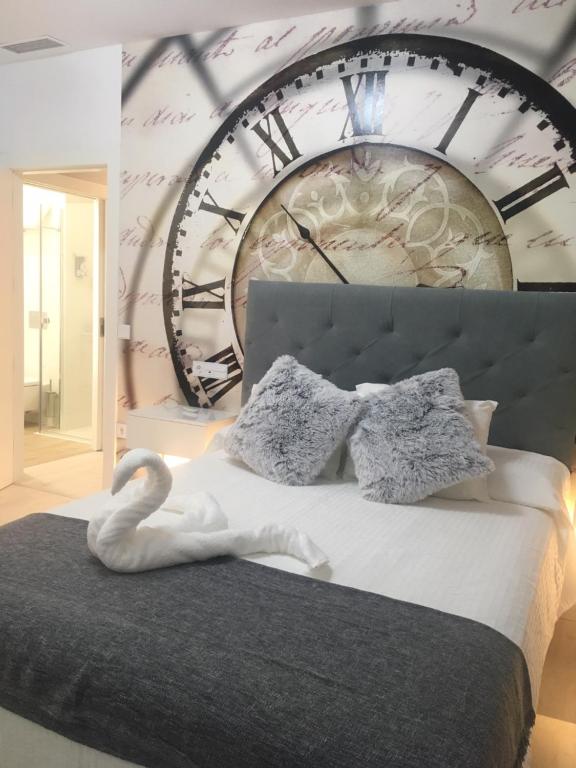 卢塞纳CASA DE TOSCA的卧室配有墙上的大时钟
