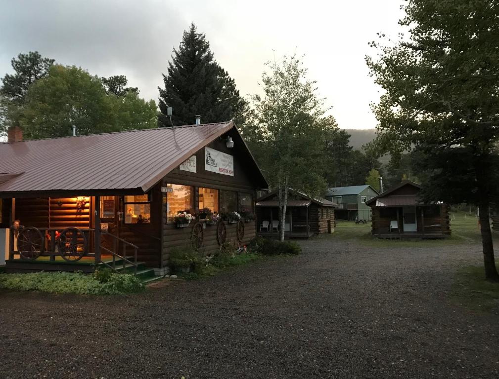 南福克Grandview Cabins & RV Resort的小木屋,上面有标志