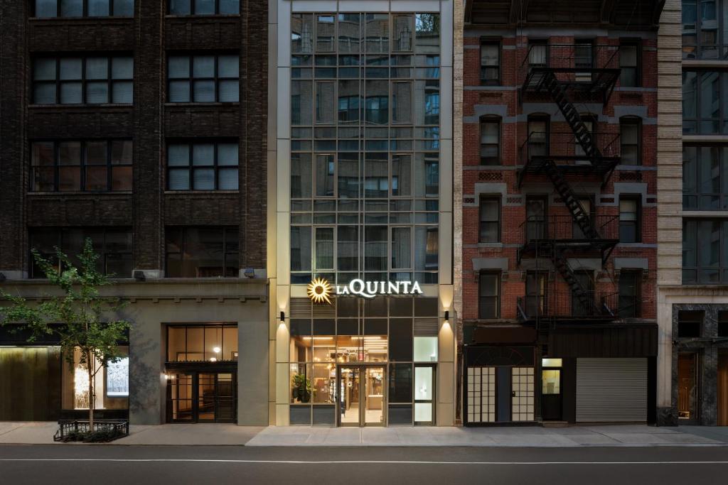 纽约La Quinta by Wyndham Time Square South的前面有aania标志的建筑