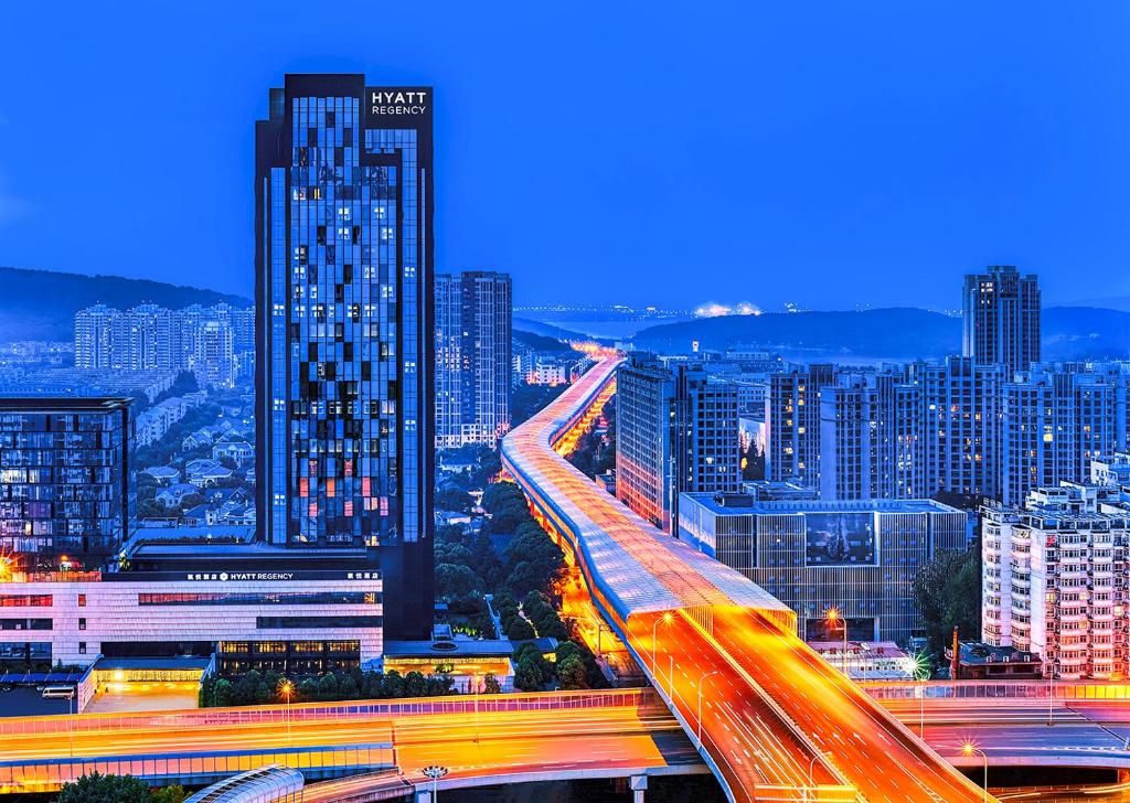 武汉武汉光谷凯悦酒店的高速公路上交通的城市天际线