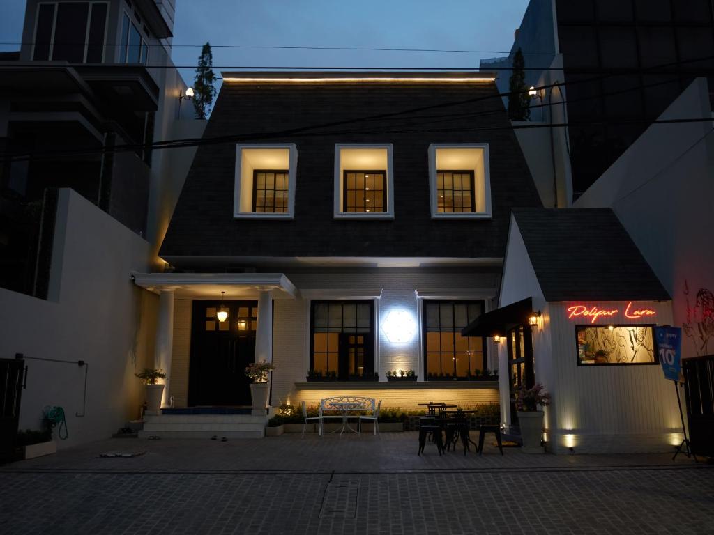 泗水Mooi House By Ziri的夜晚的房子,前面有灯