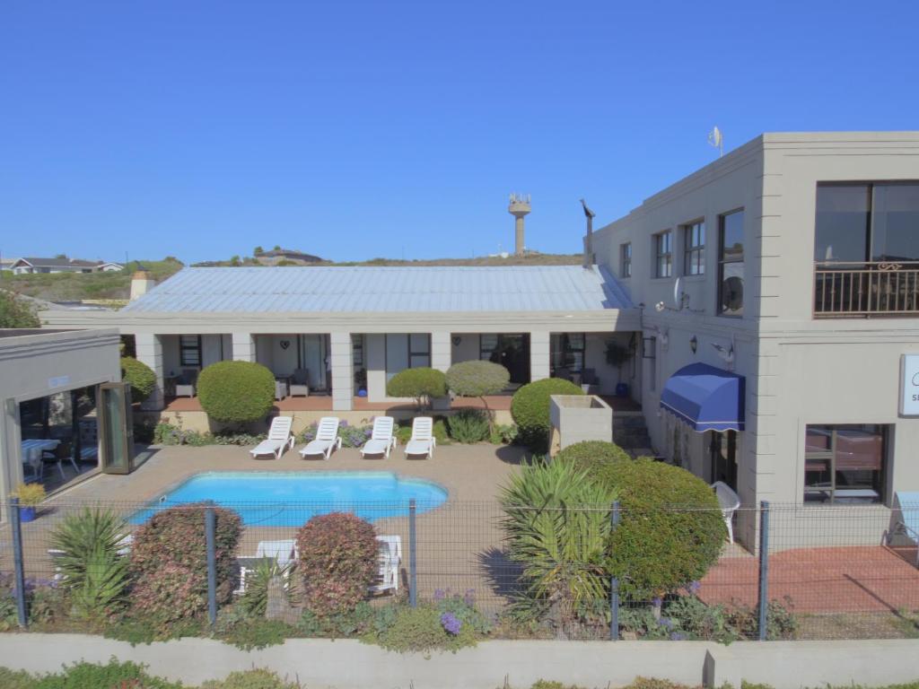 兰格班Seagulls Guest House的享有带游泳池的建筑的空中景致