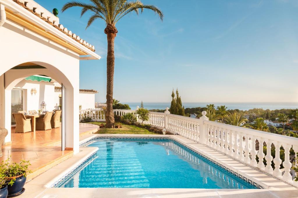 米哈斯科斯塔Villa Panorama的一座别墅,设有游泳池和白色的围栏
