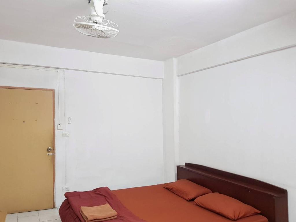 曼那Pacific Apt的一间卧室设有一张床和天花板
