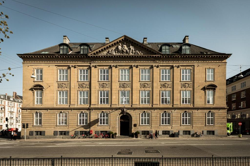 哥本哈根Nobis Hotel Copenhagen, a Member of Design Hotels™的城市街道上一座大型砖砌建筑