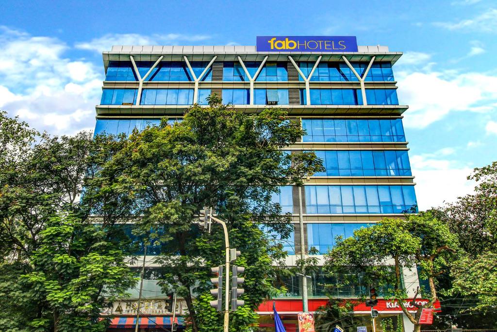 孟买FabHotel Axis International的一座高大的建筑,上面有标志