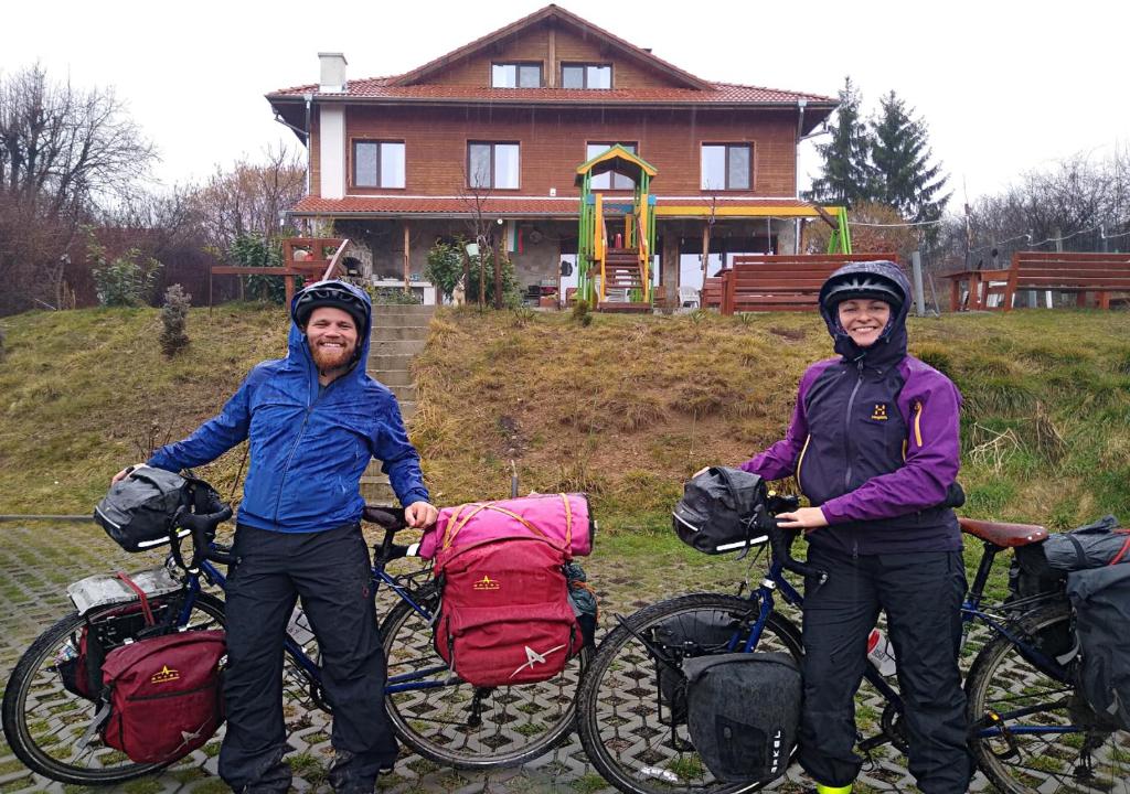 NegushevoYan BibiYan Guest House的站在自行车旁的男人和女人