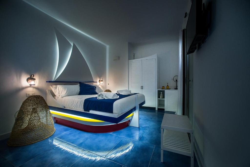 卡斯泰拉马莱COCCIU D’AMURI的一间卧室配有一张床和一把椅子