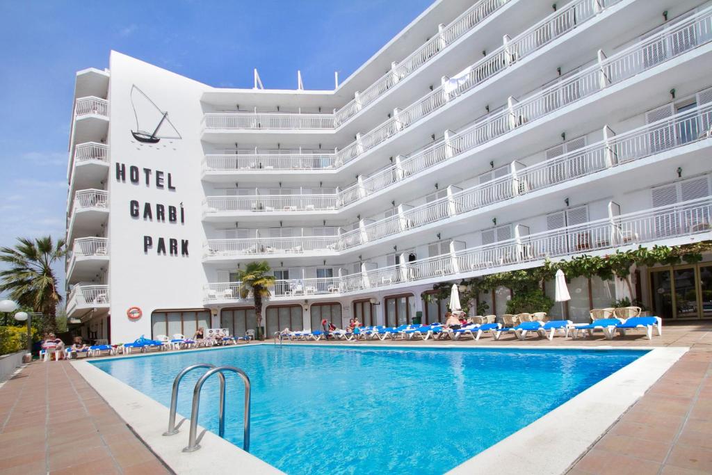 罗列特海岸Hotel Garbi Park & AquaSplash的享有酒店宏伟的Pallanza和游泳池的景色