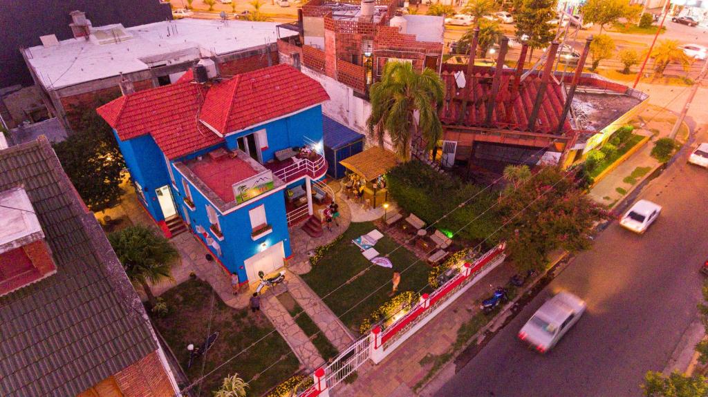 维拉卡洛斯帕兹Blau Hostel的蓝色房子的顶部景色,有红色屋顶