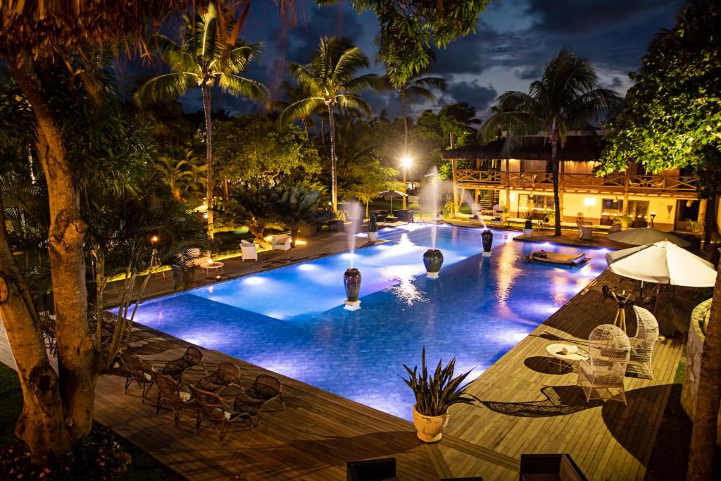 皮帕Beija Flor Exclusive Hotel & Spa的夜间大型游泳池,灯光照亮