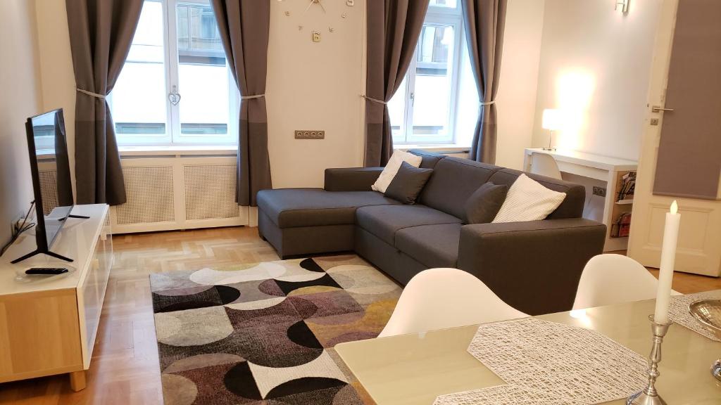 布达佩斯至尊城市中心公寓的客厅配有沙发和桌子