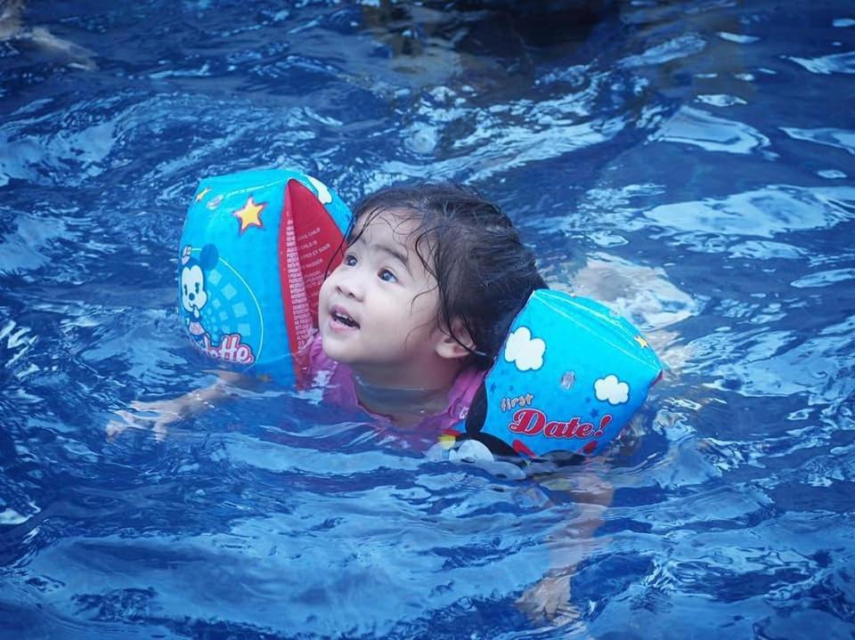 华欣Namcha Private Pool Villa Huahin 4 Bedrooom With Pool Table BBQ & Karaoke的游泳池里的小孩