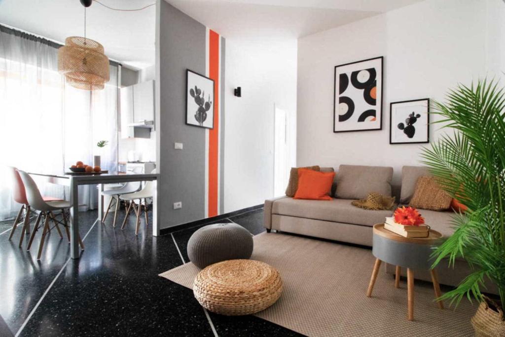 索里Sapore di Sori New Apartment的客厅配有沙发和桌子
