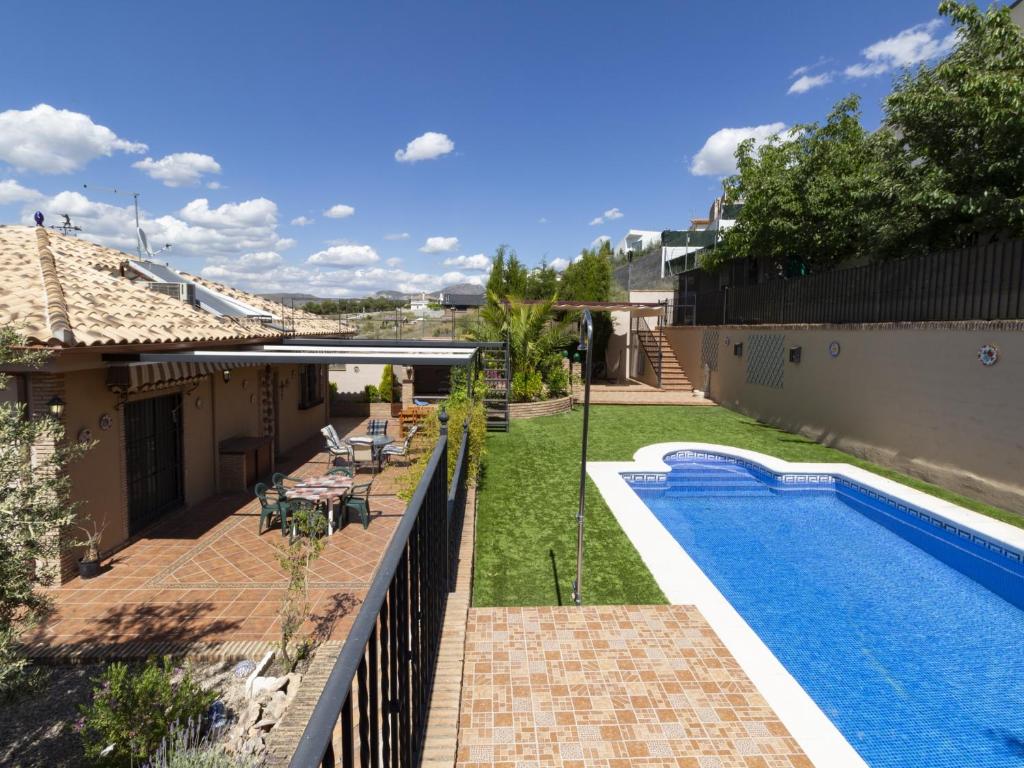 拉苏维亚Casa jofrais的房屋旁带游泳池的后院
