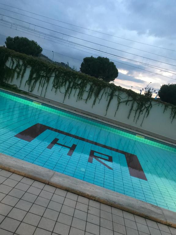圣贝内代托-德尔特龙托Hotel Royal的游泳池里种有蓝色的水和植物
