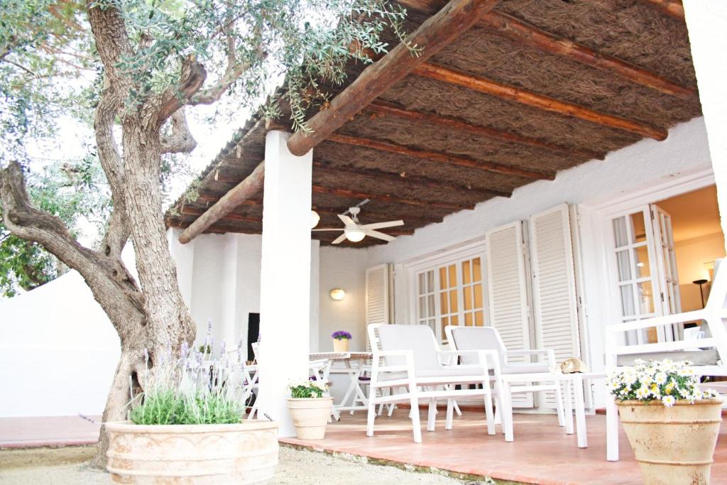 坎布里尔斯Cozy marine & spa villa的门廊配有白色椅子和天花板