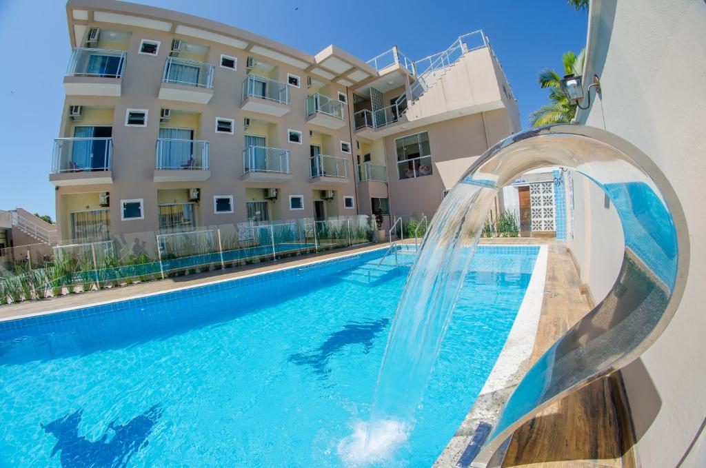 佩尼亚Villarejo Parque Hotel的大楼前带水滑梯的游泳池