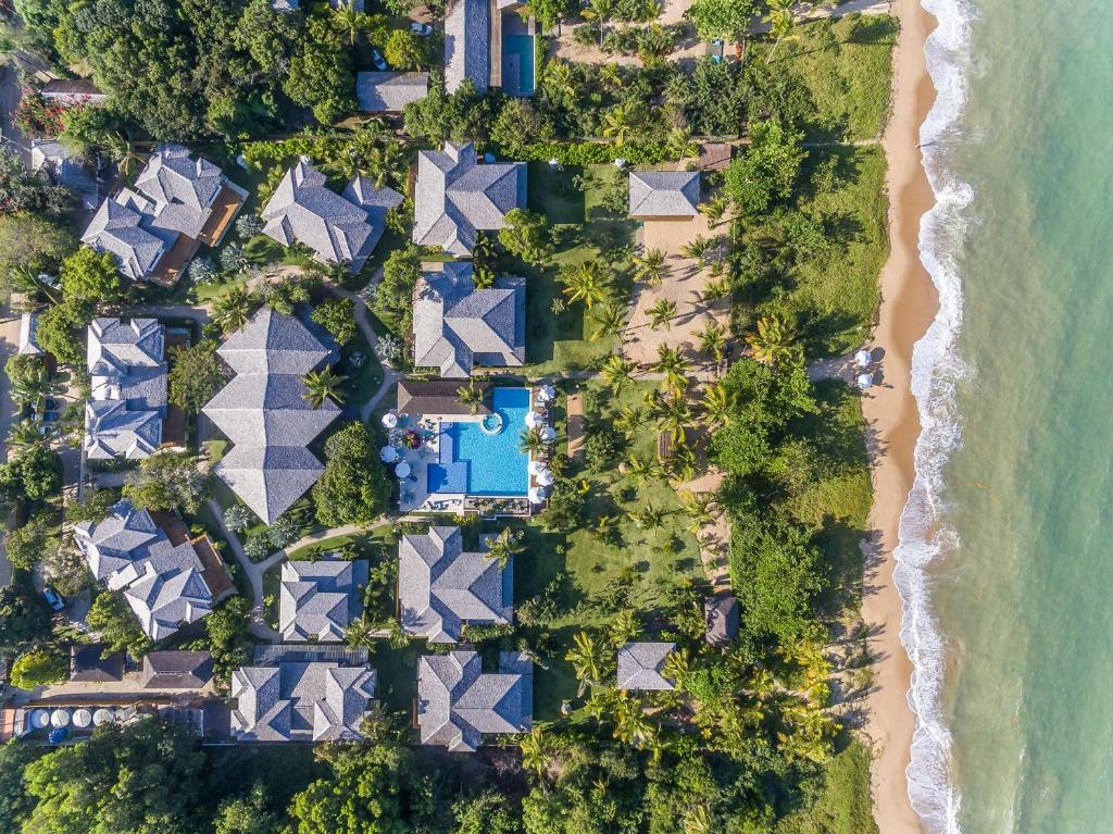 圣安德烈Campo Bahia Hotel Villas Spa的海滩上的度假村的空中景致