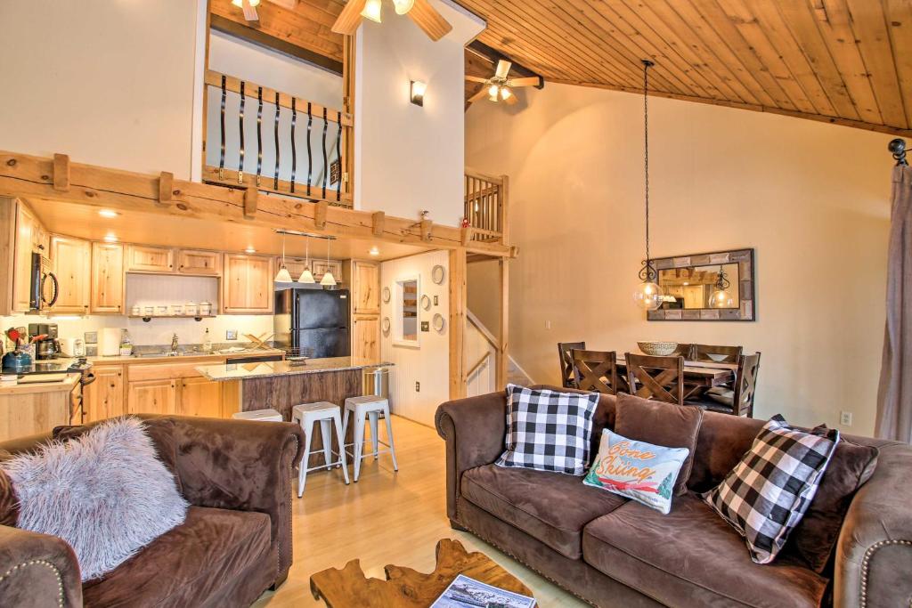 林肯Updated Loon Townhome with Mtn Views and Ski Shuttle!的一间带两张沙发的客厅和一间厨房