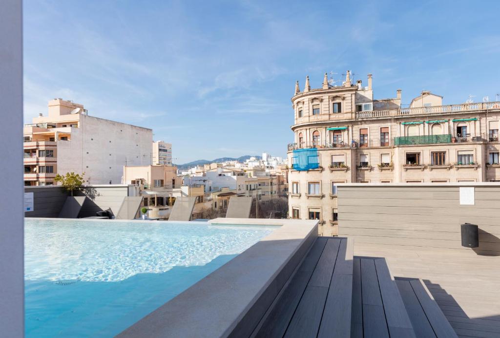 马略卡岛帕尔马Ars Magna Bleisure Hotel的建筑物屋顶上的游泳池
