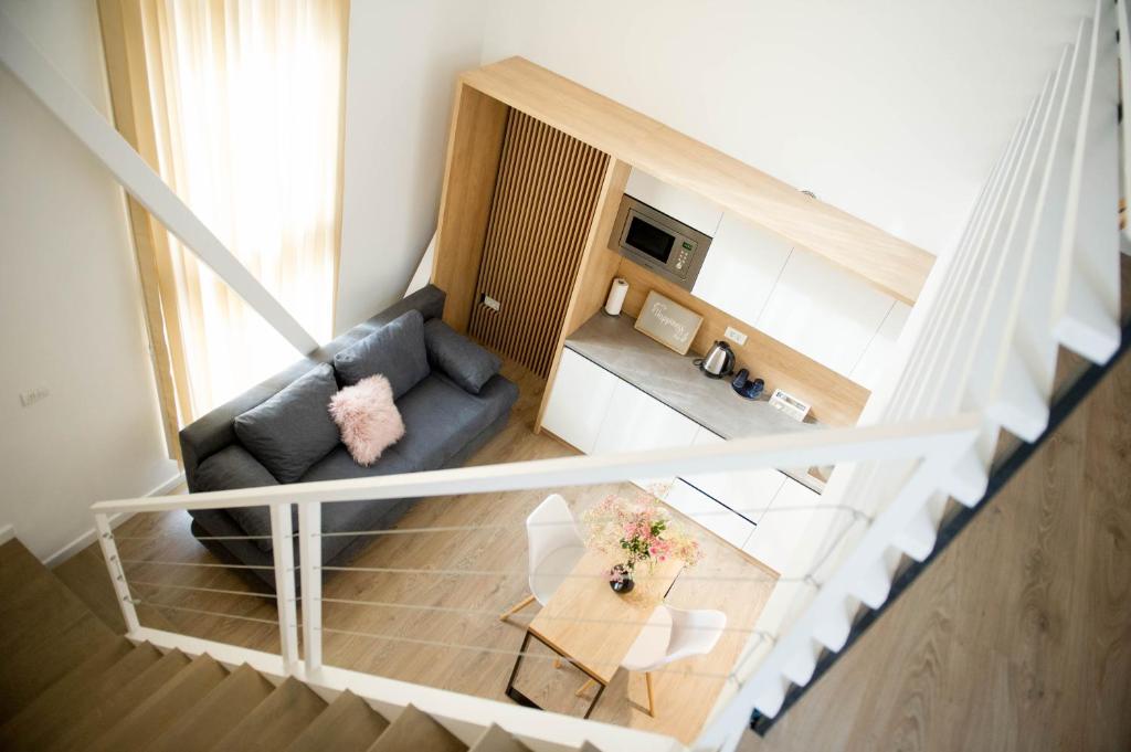 蒂米什瓦拉FRIENDS RESIDENCE Apartments的客厅享有高空美景,配有沙发和桌子