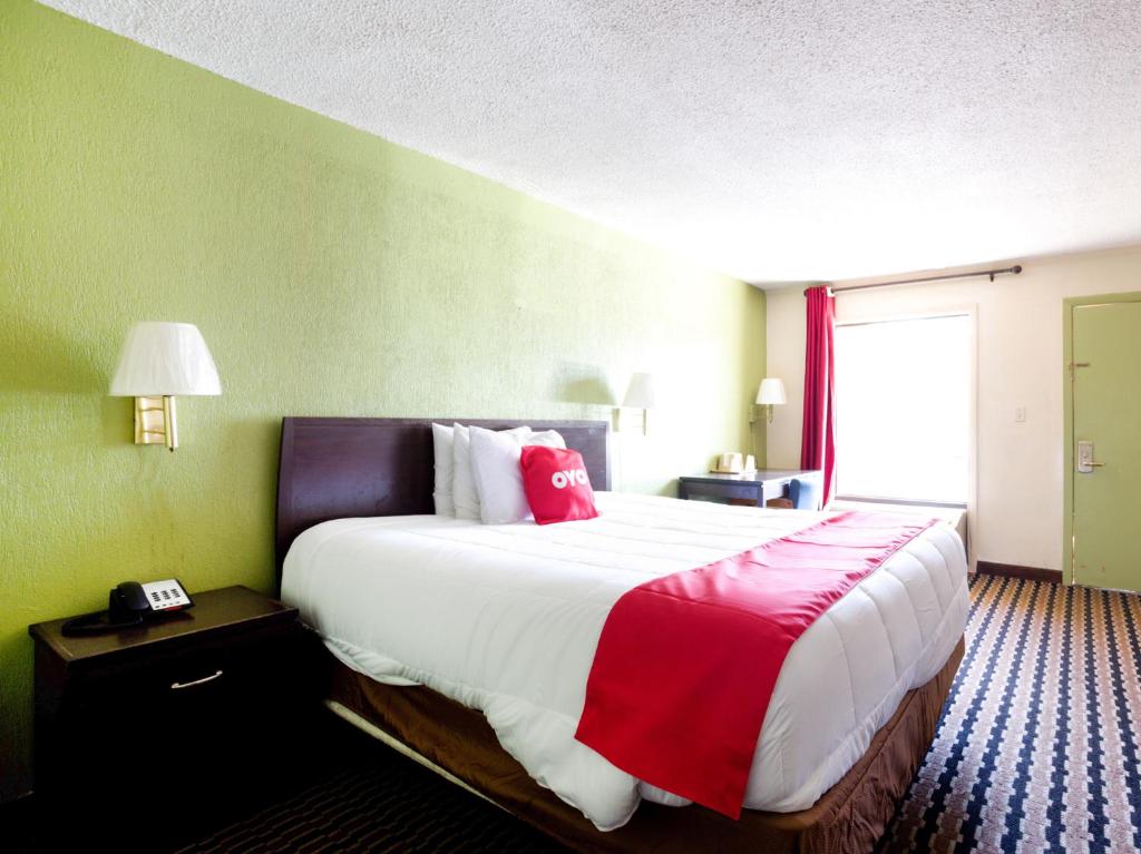 彭萨科拉OYO Hotel Pensacola I-10 & Hwy 29的酒店客房配有一张带红色枕头的大床
