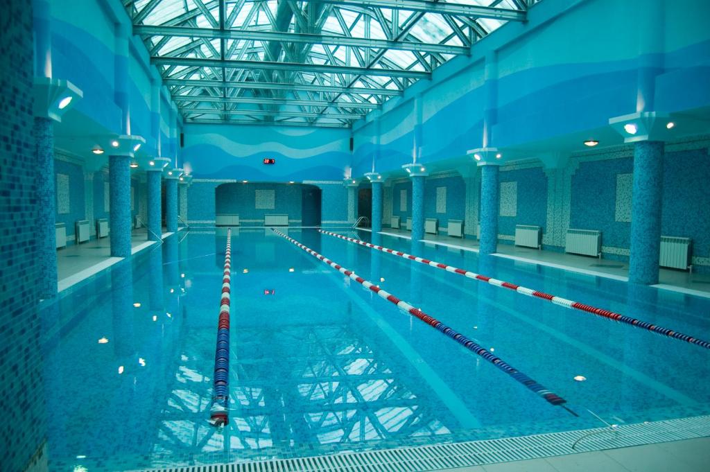 喀山古夫斯缀姆酒店的一个带蓝色墙壁的大型室内游泳池